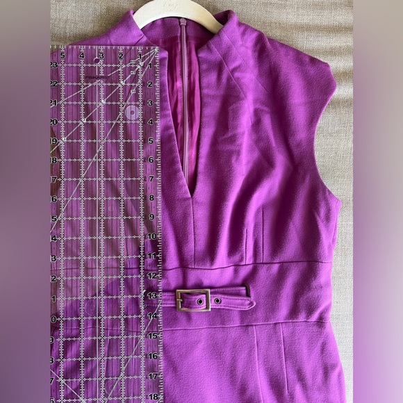 TRINA TURK V-neck Buckle Front Dress Size 10 Fuchsia / Purple Soft Mod Sheath - Picture 7 of 9